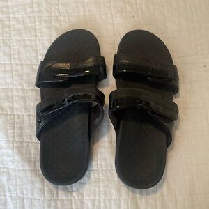 Vionic black womens sandals